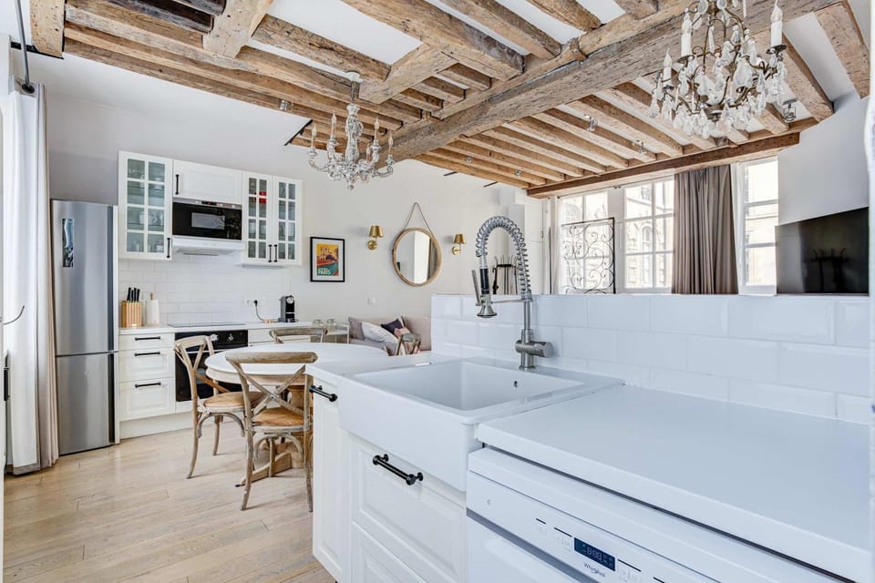 Classy Bourgeois - Chic 2 Bedroom Apt in Le Marais Apartment in Paris