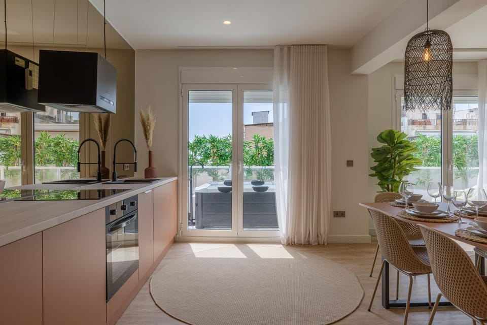 Kitchen or kitchenette, Dining area, minibar, pet friendly