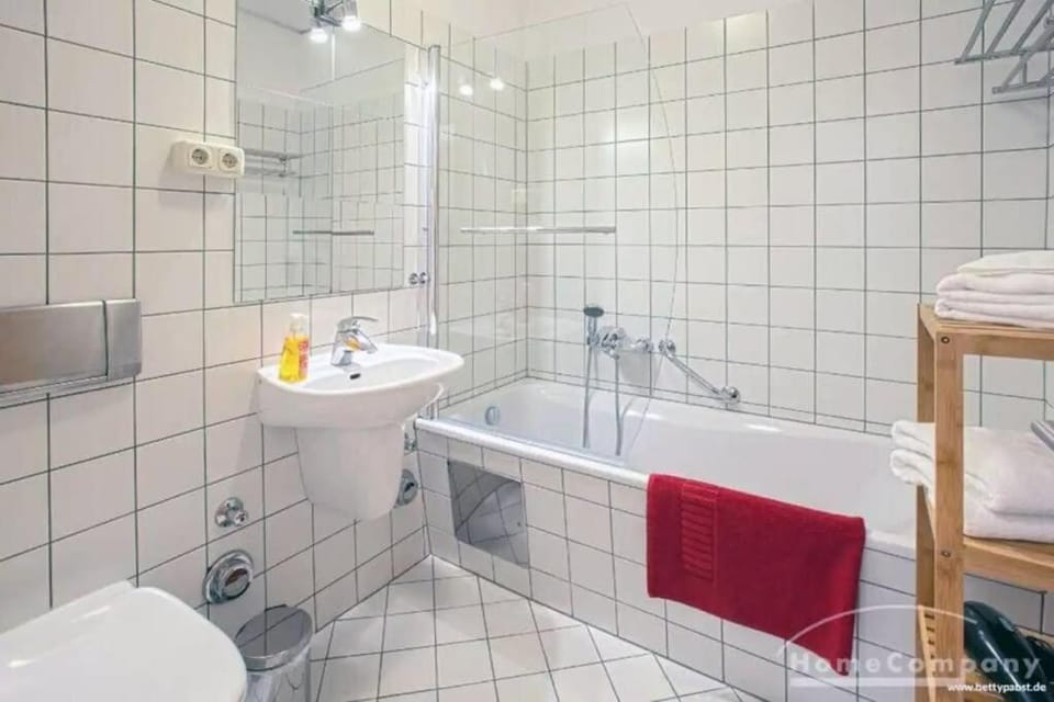Shower, Toilet, Bathroom, Bath, towels