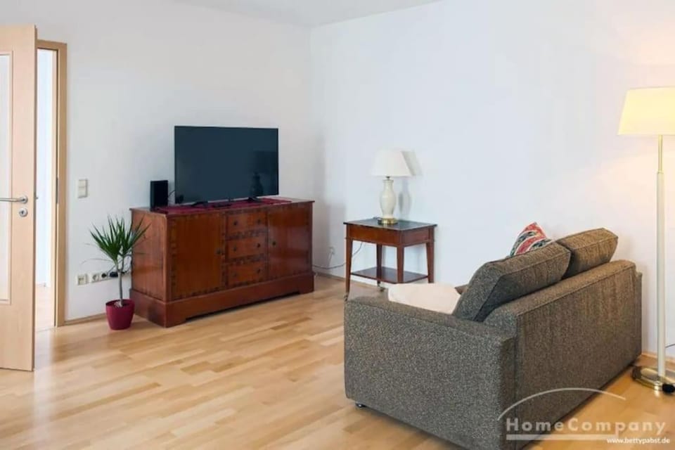 Communal lounge/ TV room, TV and multimedia, Living room, Seating area, Evening entertainment