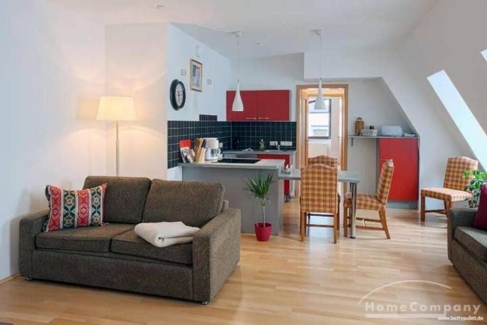 Kitchen or kitchenette, Living room, Seating area, Dining area, stove