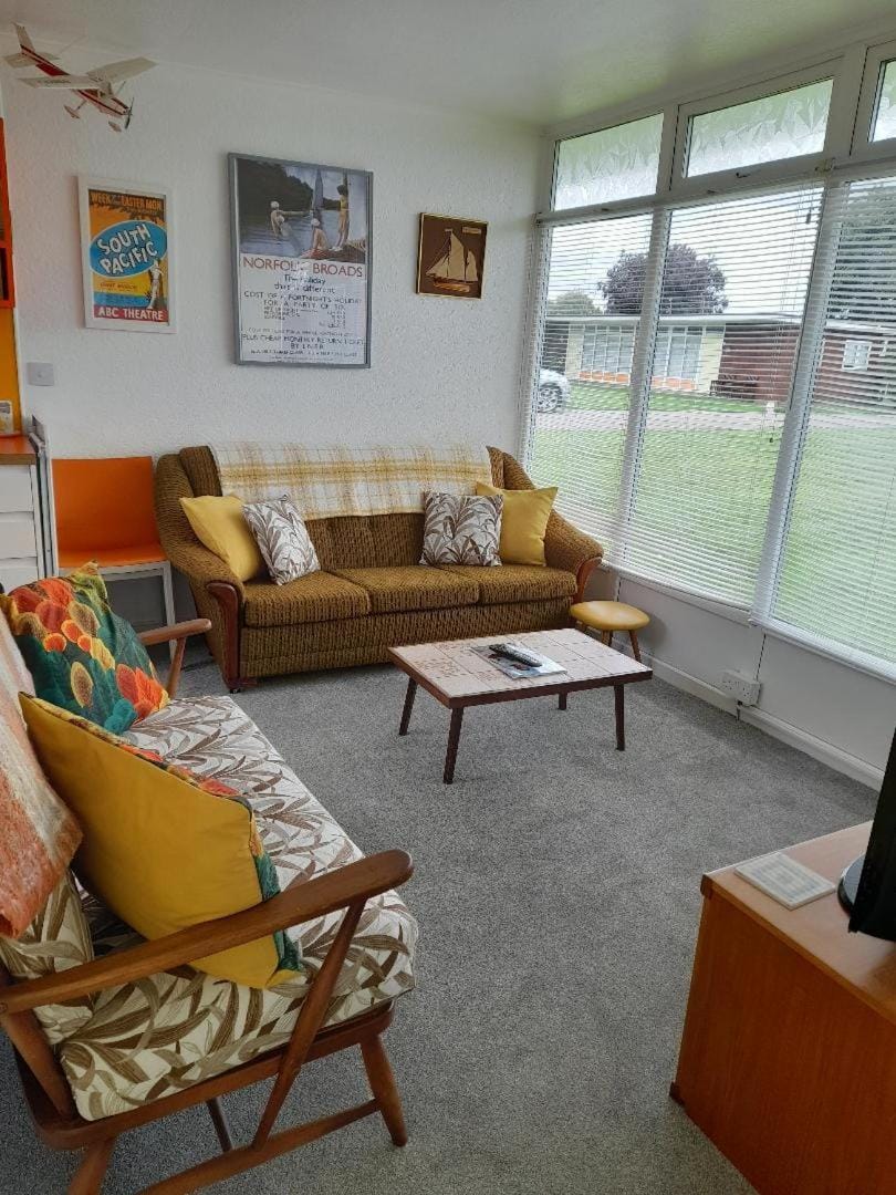 'Retro Retreat' Holiday chalet in the Norfolk Broads Chalet in Broadland District