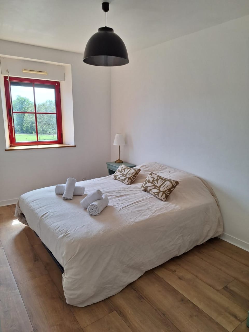 Bed, Photo of the whole room, Bedroom, towels