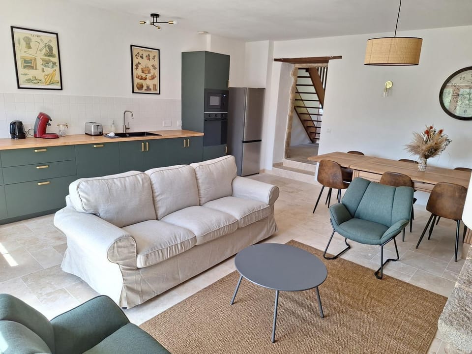 Living room, Dining area, pet friendly