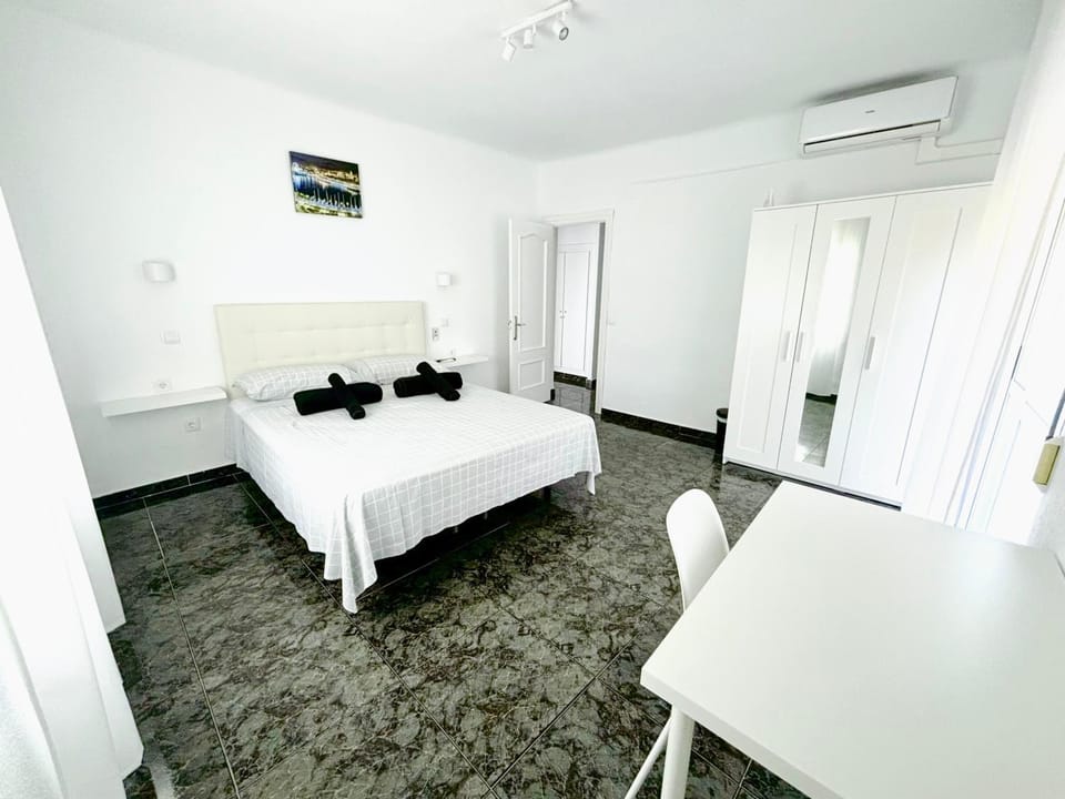 Bed, TV and multimedia, Photo of the whole room, Bedroom, towels, wardrobe, air conditioner