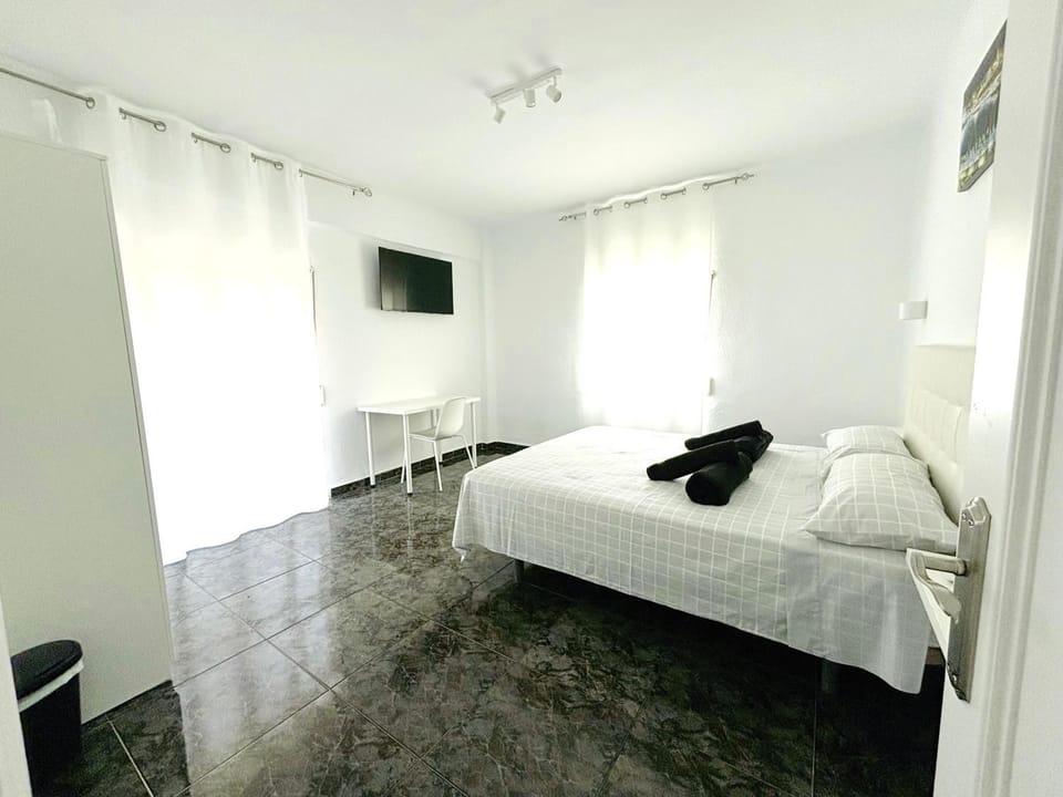 Bed, TV and multimedia, Photo of the whole room, Bedroom, towels, wardrobe