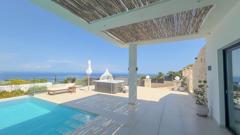 Property building, Hot Tub, Swimming pool