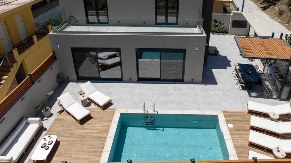 Property building, Day, Balcony/Terrace, Pool view, Swimming pool, sunbed