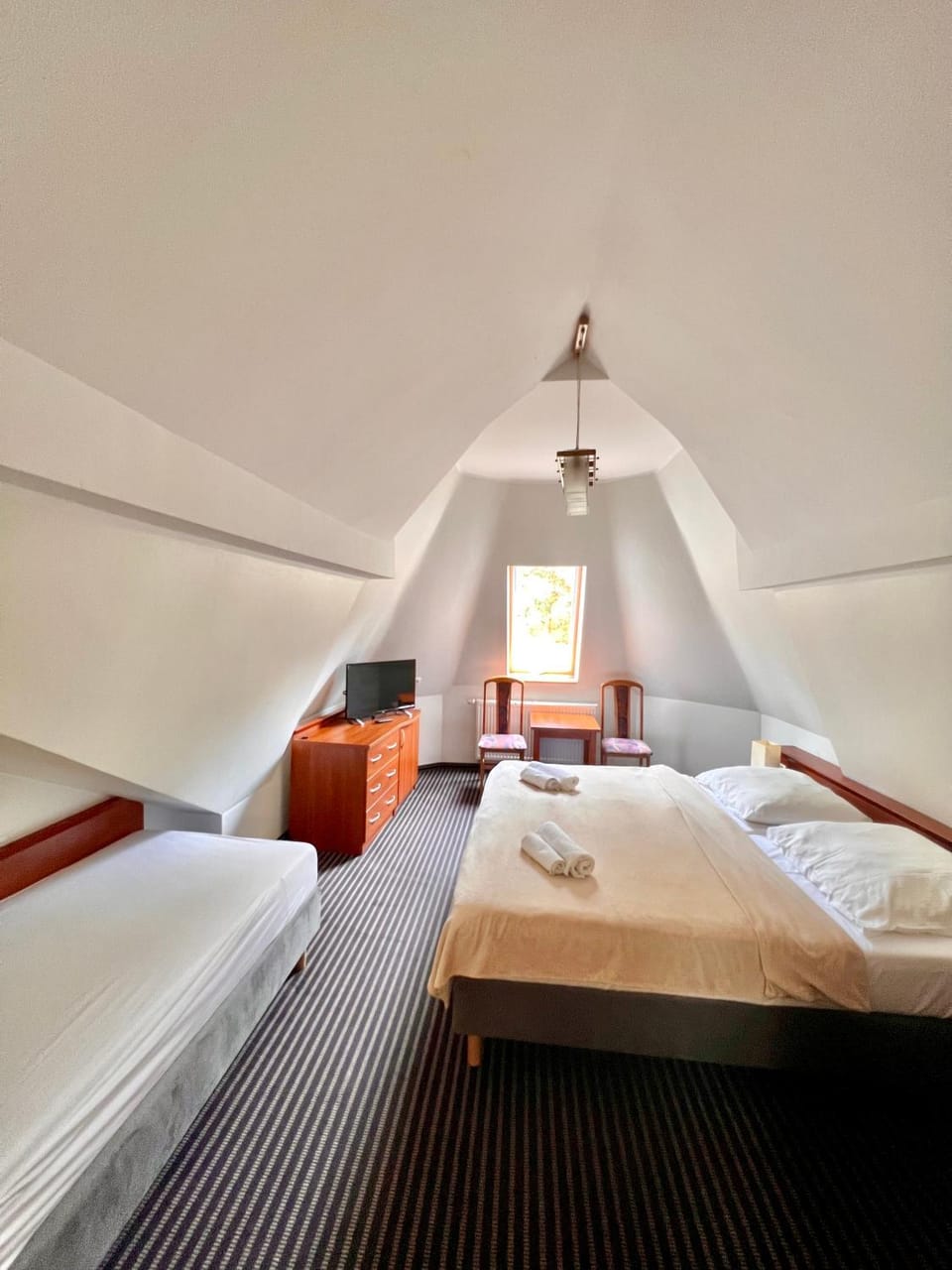 Bed, TV and multimedia, Photo of the whole room