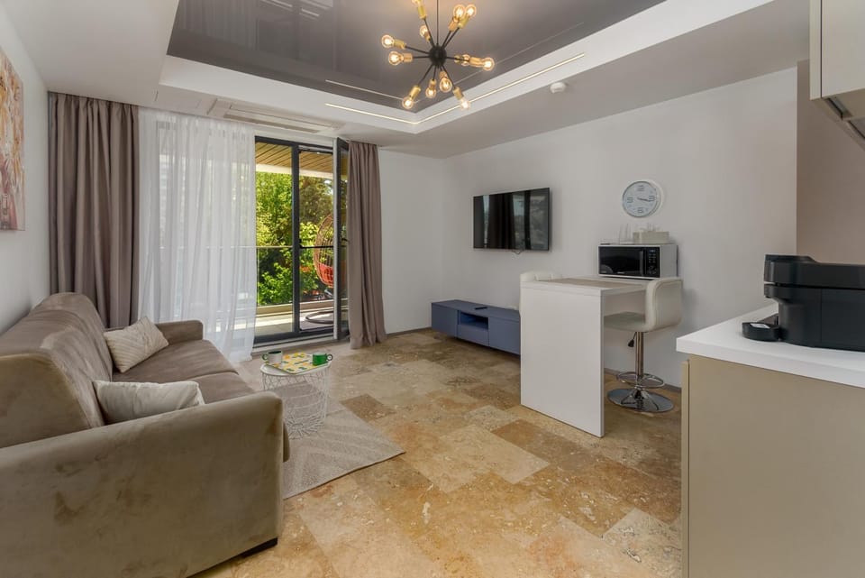 TV and multimedia, Kitchen or kitchenette, Living room, microwave