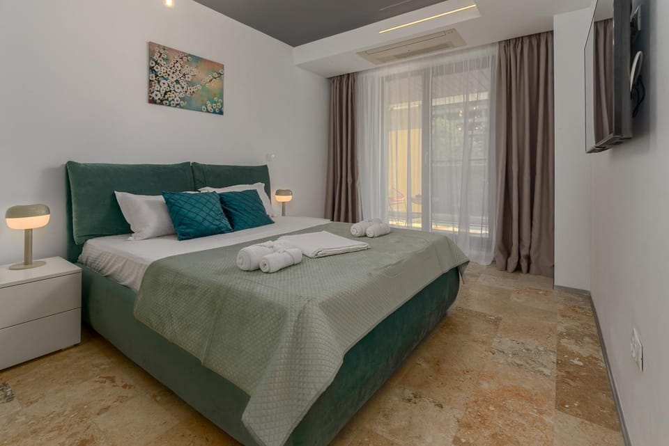 Bed, TV and multimedia, Photo of the whole room, Bedroom, towels