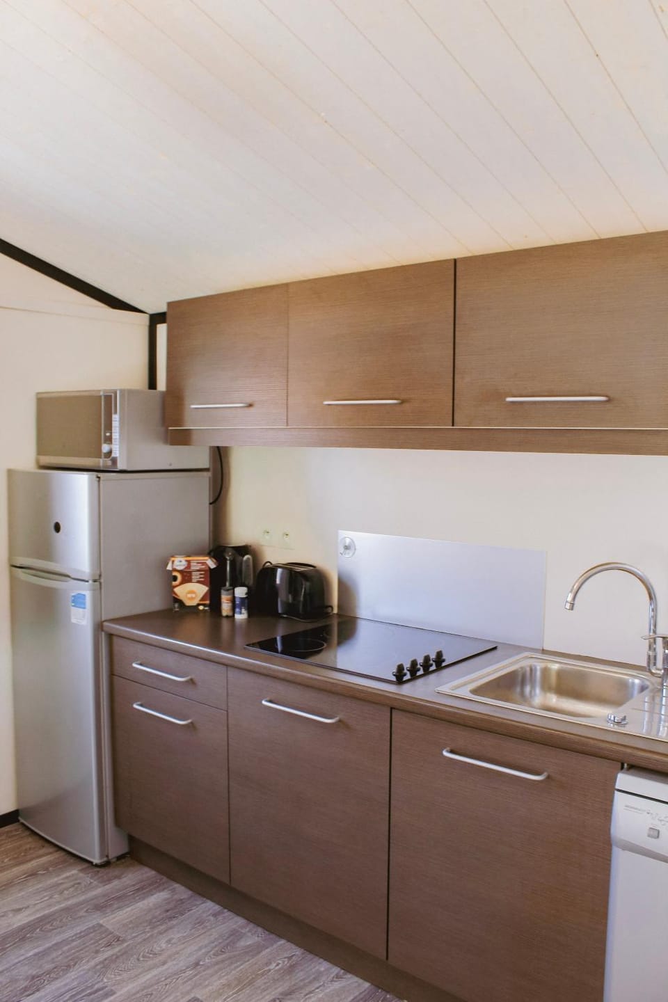 Kitchen or kitchenette, dishwasher, stove