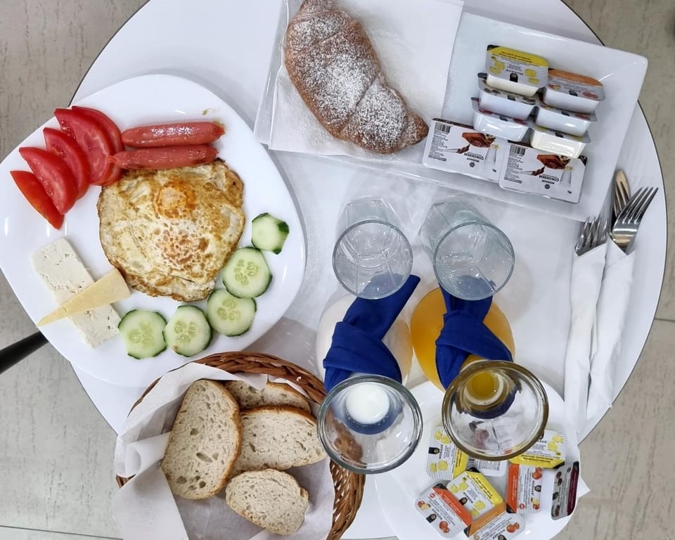 Food and drinks, Food, Breakfast, Continental breakfast
