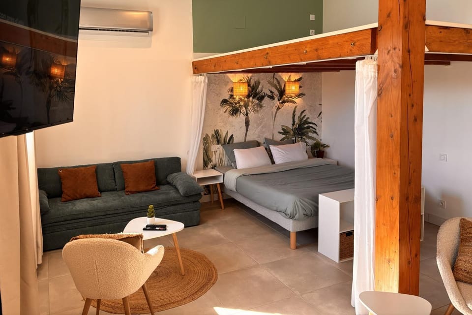 Bed, Living room, Photo of the whole room, Bedroom, air conditioner