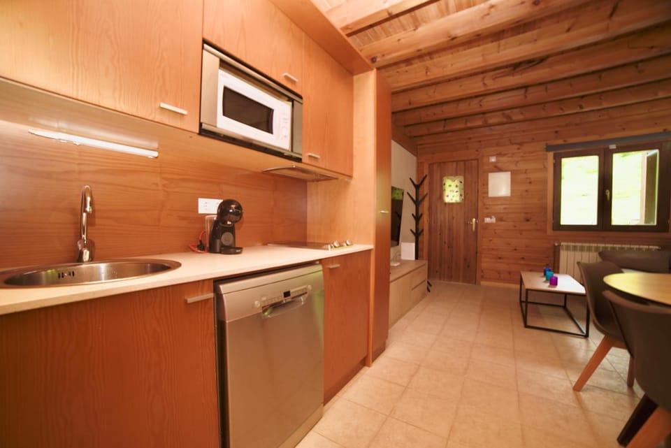TV and multimedia, Kitchen or kitchenette, Dining area, dishwasher, oven