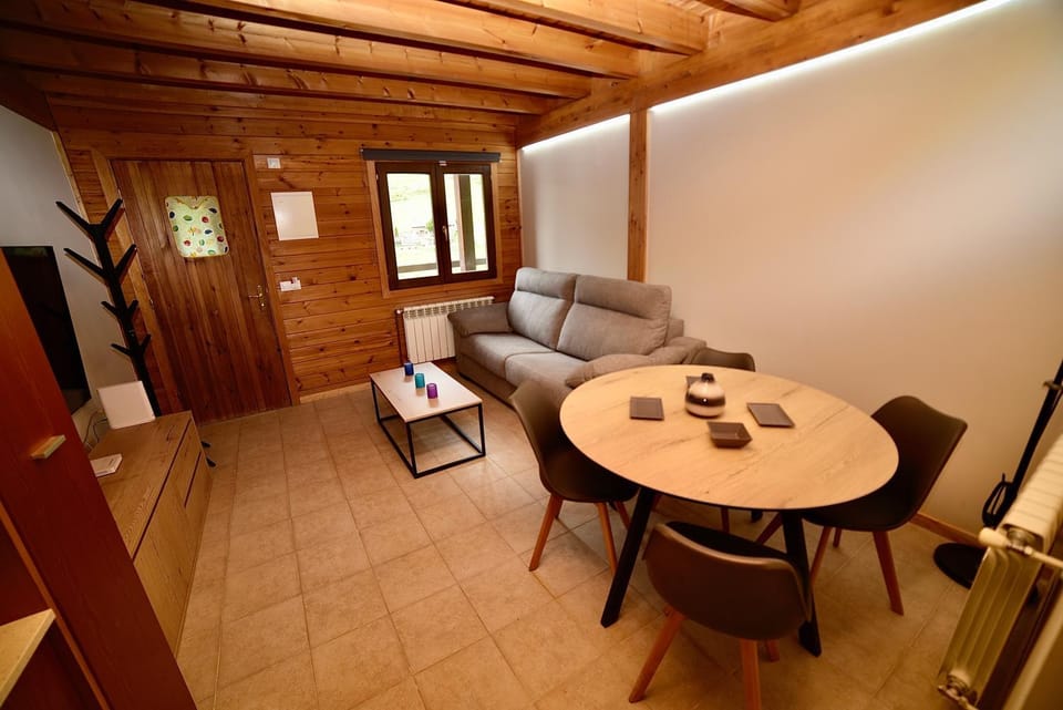 TV and multimedia, Living room, Seating area, Dining area