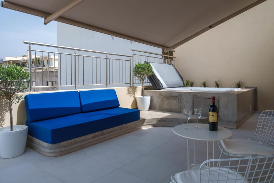 Day, Hot Tub, View (from property/room), Balcony/Terrace, Food and drinks, Seating area