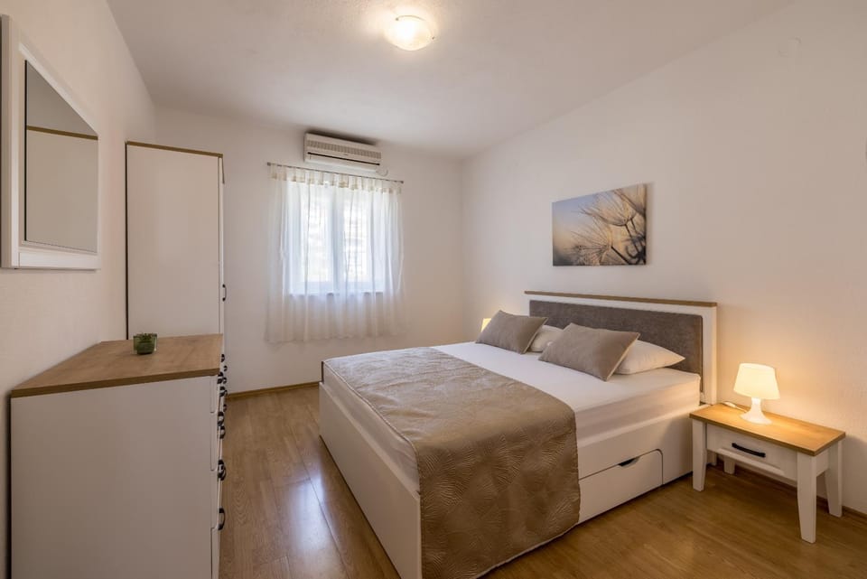 Bedroom, air conditioner