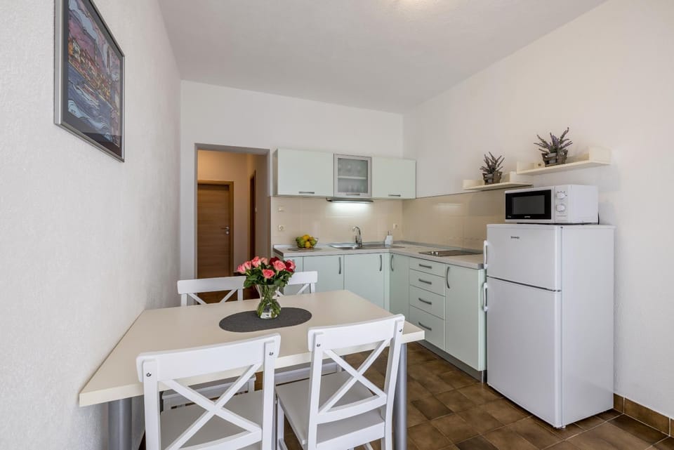 Kitchen or kitchenette, Dining area, stove