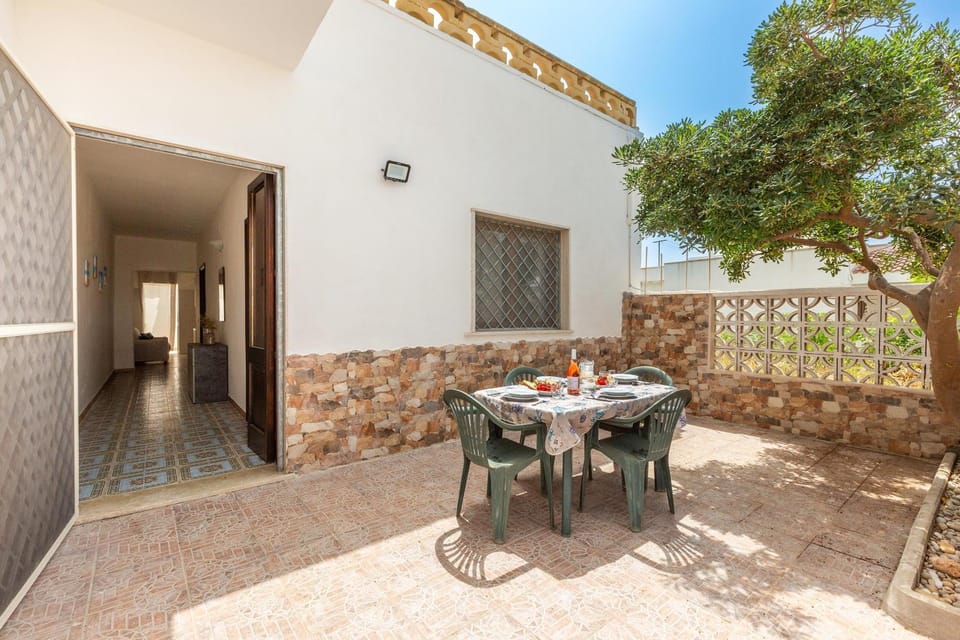 Property building, Patio, Dining area