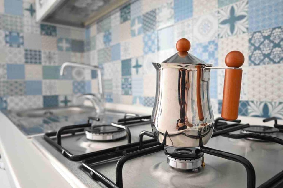 Coffee/tea facilities, Kitchen or kitchenette, stove