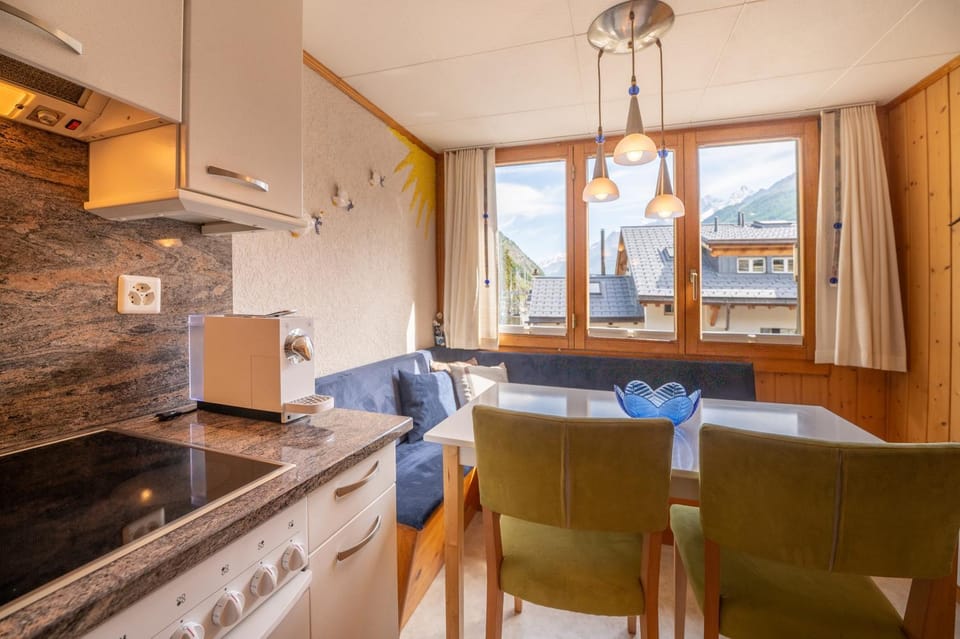 Kitchen or kitchenette, Seating area, Dining area