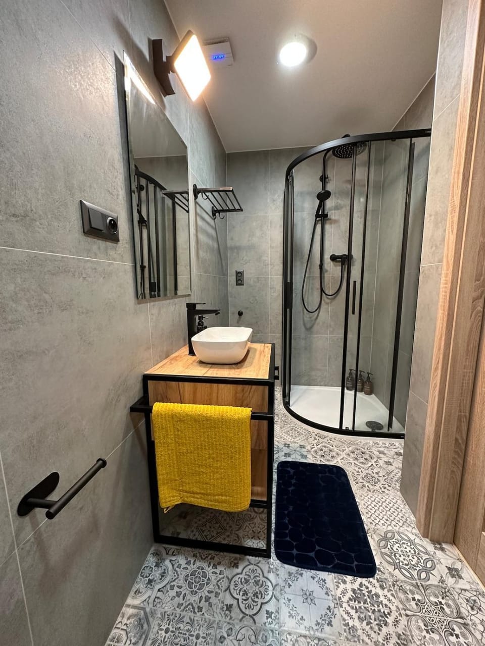 Shower, Bathroom, towels