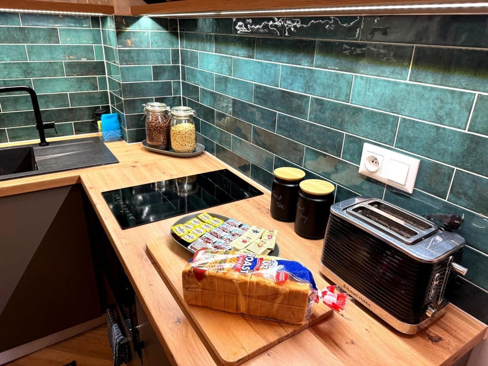 Kitchen or kitchenette, Food and drinks, Food, toaster