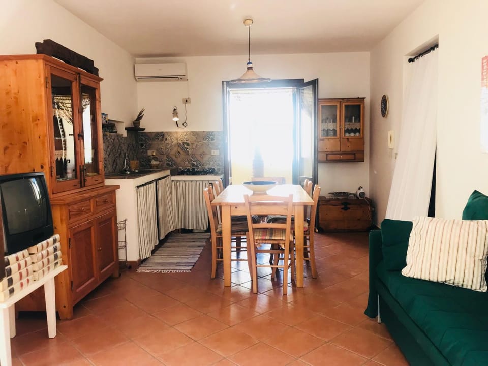 TV and multimedia, Kitchen or kitchenette, Living room, Dining area, air conditioner