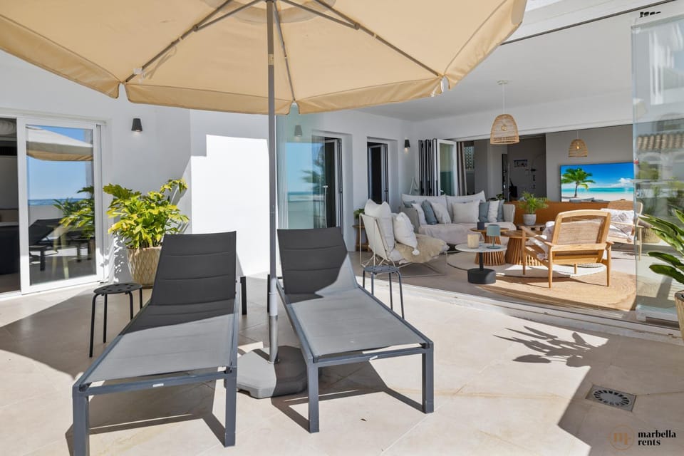 View (from property/room), Balcony/Terrace, Seating area, Sea view, sunbed