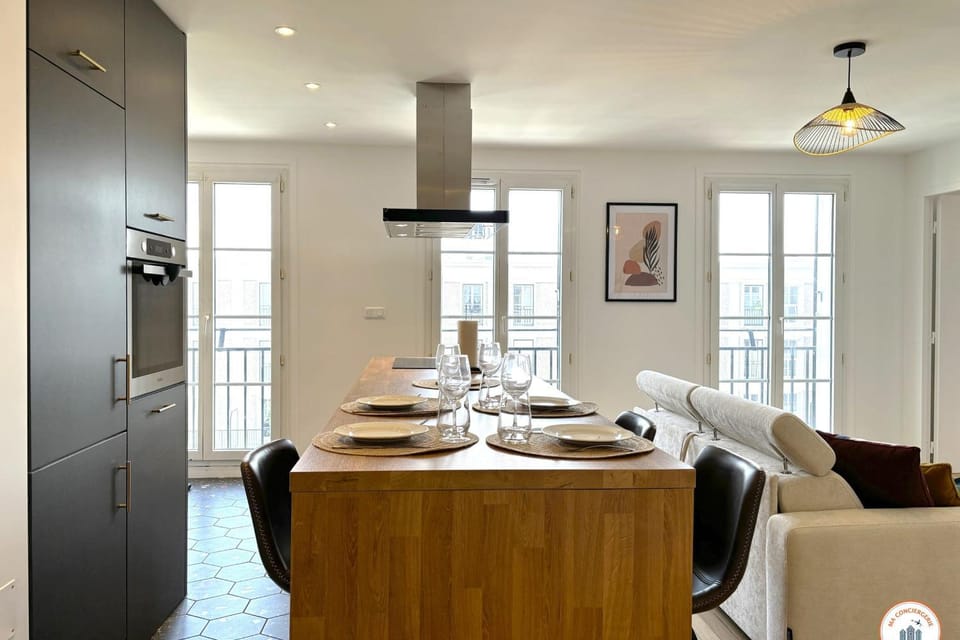 Kitchen or kitchenette, Seating area, Dining area