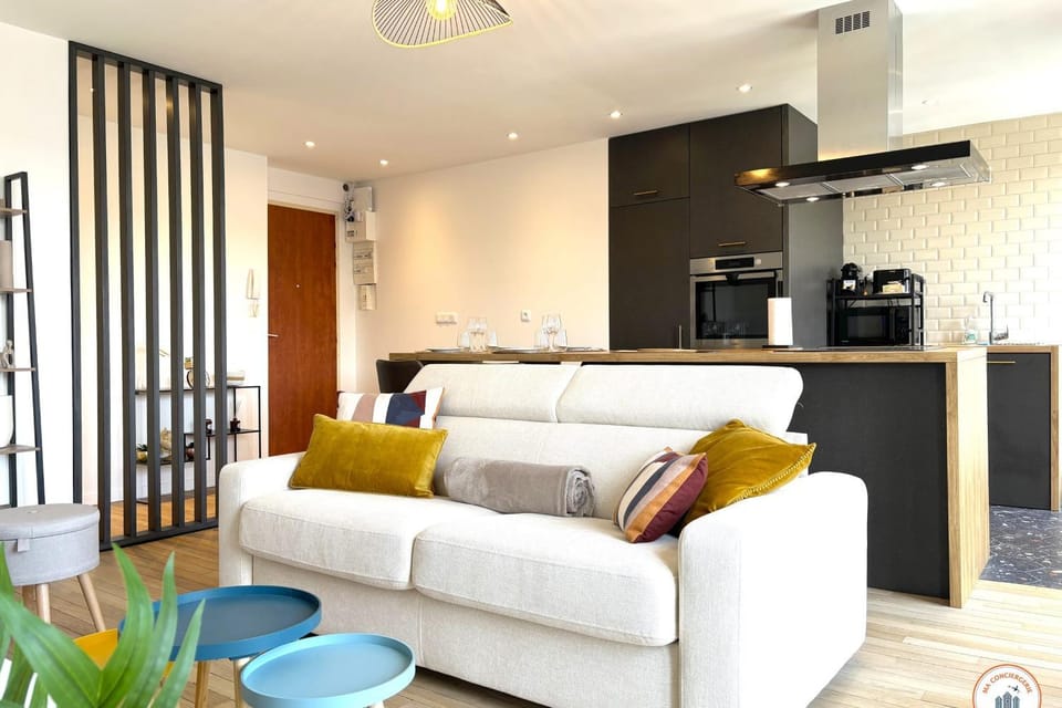 Coffee/tea facilities, Kitchen or kitchenette, Living room, Seating area, Dining area, oven, stove, toaster