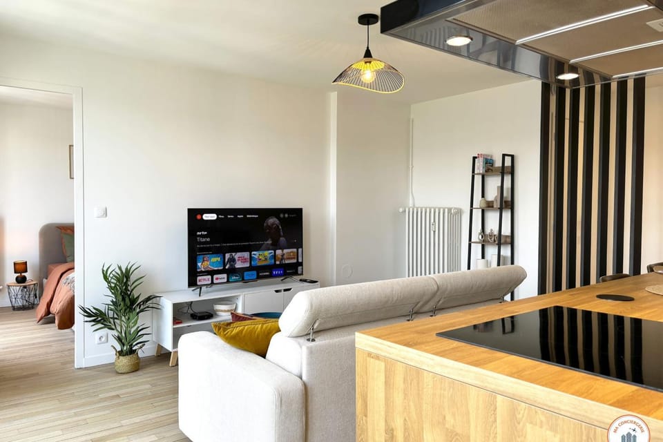 Communal lounge/ TV room, TV and multimedia, Living room, Seating area