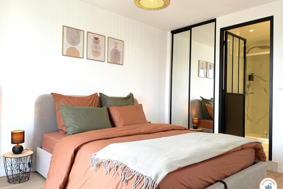 Bed, Photo of the whole room, Bedroom