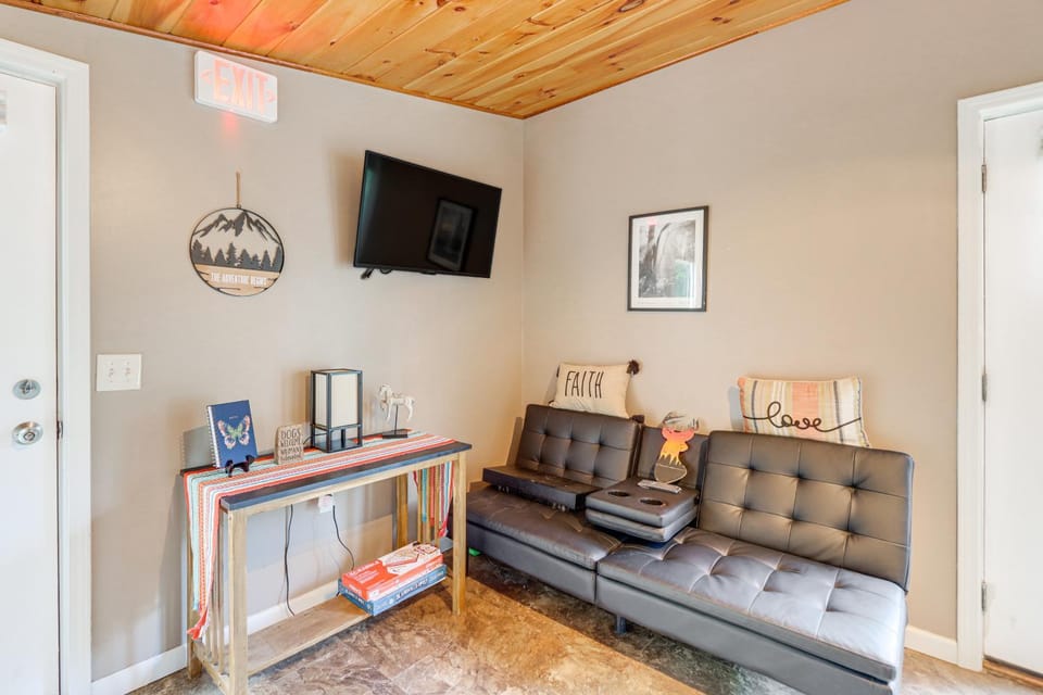 Cozy + Convenient Blairsville Cabin w/ Deck! Cabin in Union County