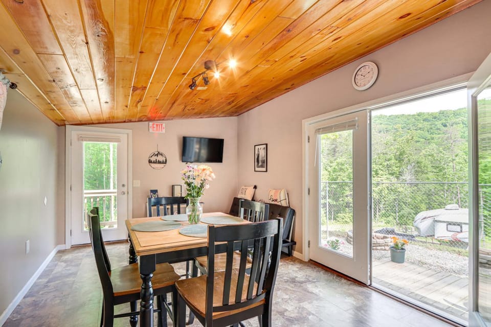Cozy + Convenient Blairsville Cabin w/ Deck! Cabin in Union County
