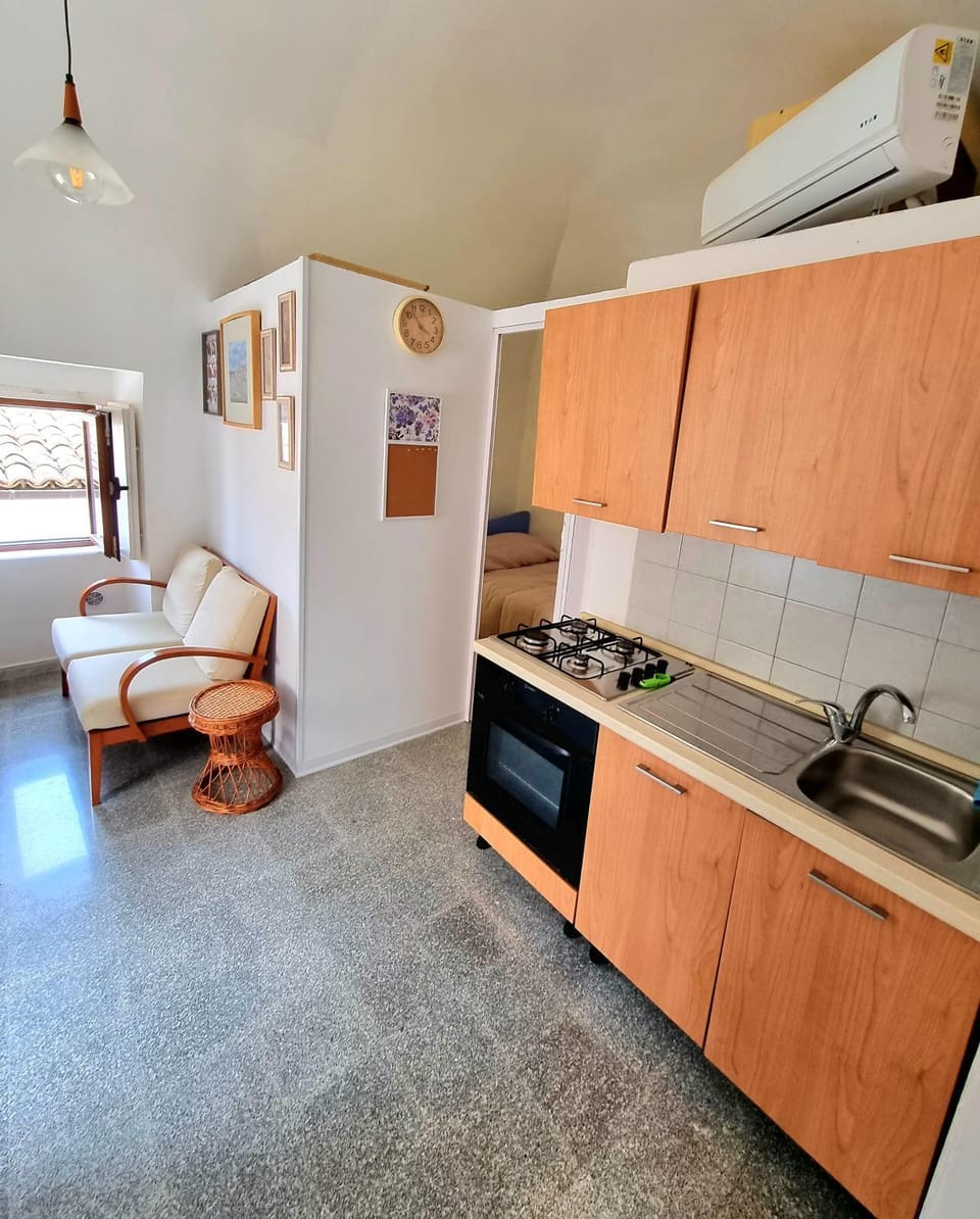Kitchen or kitchenette, Dining area, stove