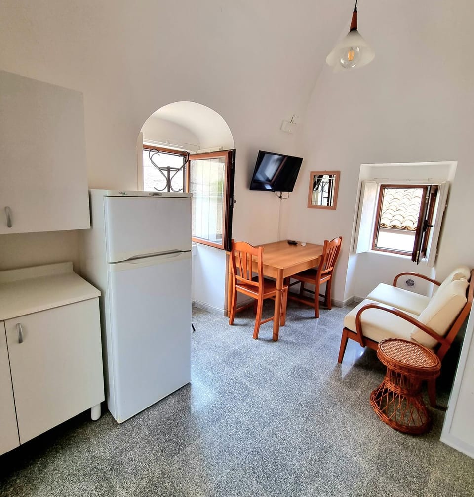 Kitchen or kitchenette, Living room, Dining area, oven