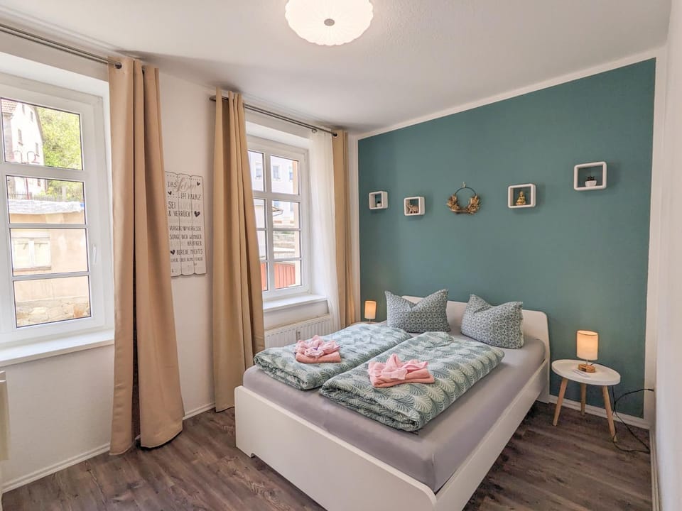 Photo of the whole room, Bedroom