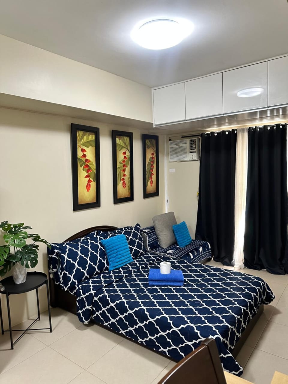 Bed, Photo of the whole room, Seating area, Bedroom