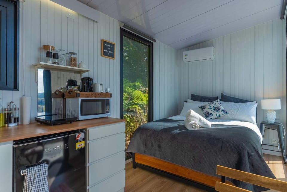 Bed, Kitchen or kitchenette