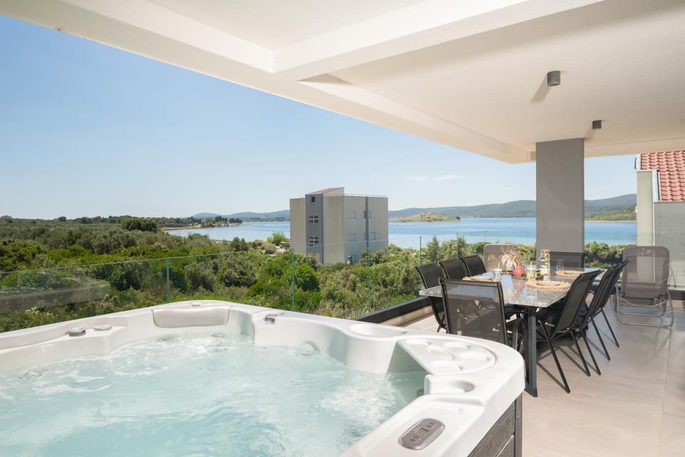 Hot Tub, Balcony/Terrace, Dining area