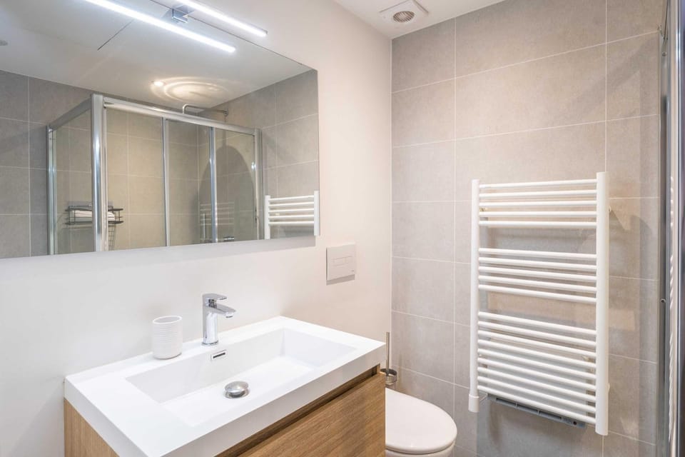 Shower, Toilet, Bathroom, towels