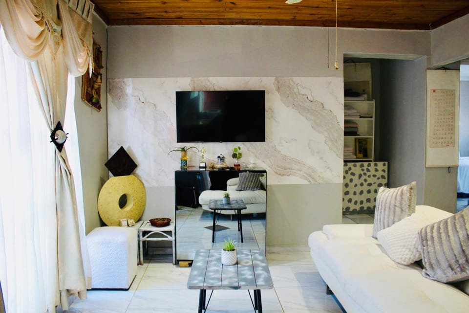 Communal lounge/ TV room, TV and multimedia, Living room, Seating area, Evening entertainment