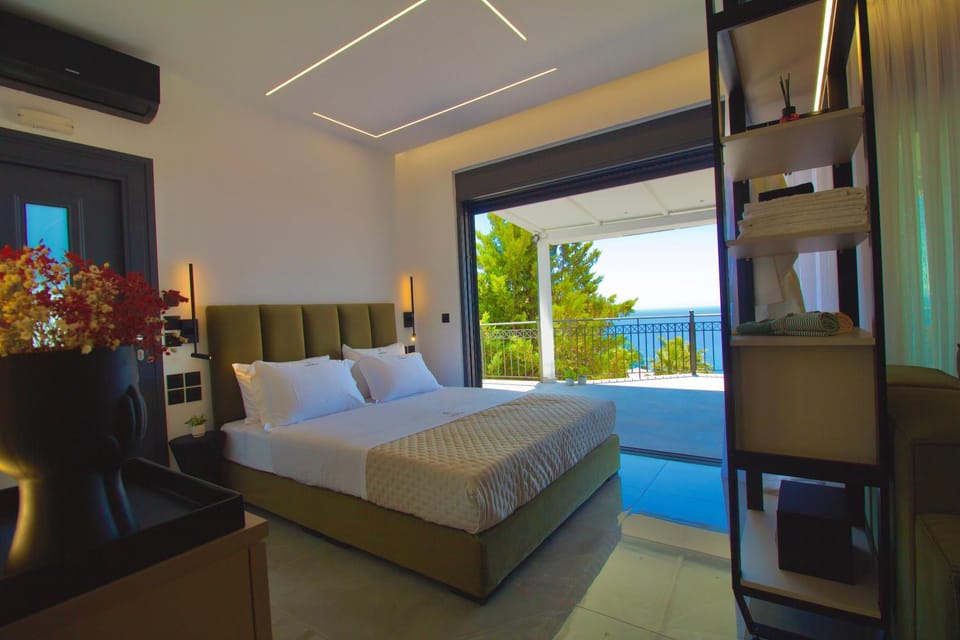 Photo of the whole room, Sea view