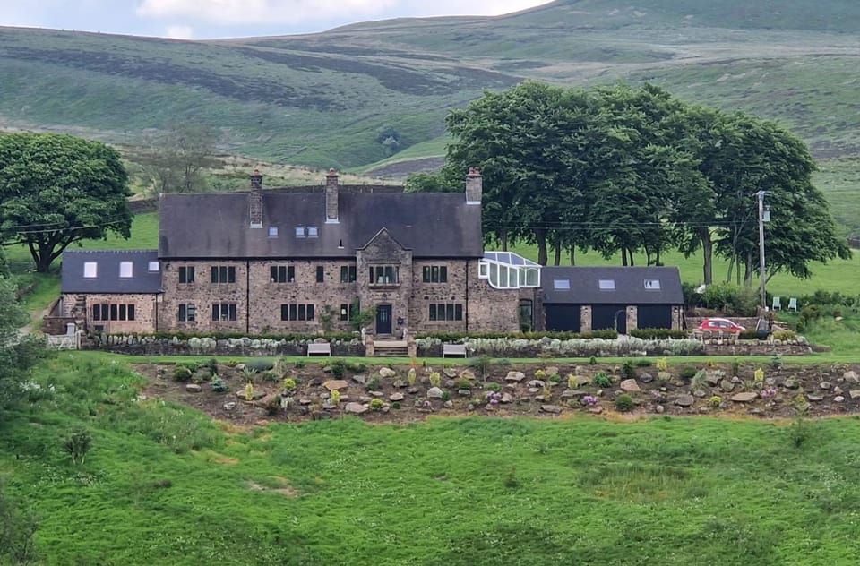 Property building, Natural landscape, Garden, Garden view, Mountain view, Quiet street view