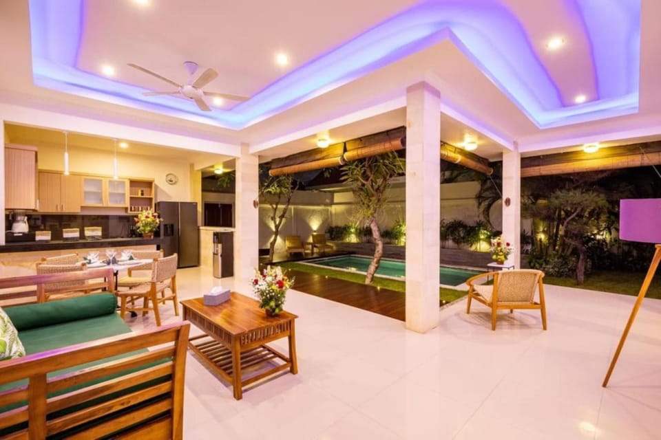 Seminyak lush tropical paradise close to Eatstreet Villa in Kuta