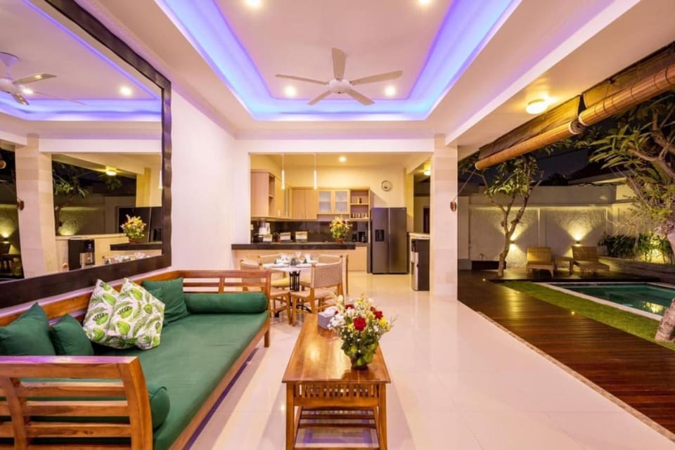 Seminyak lush tropical paradise close to Eatstreet Villa in Kuta