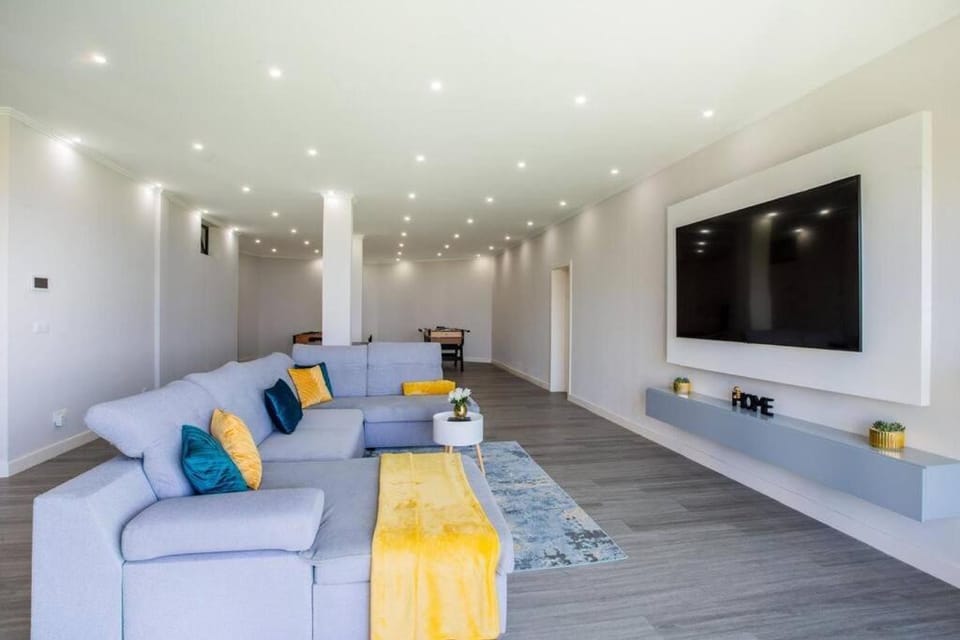 Communal lounge/ TV room, TV and multimedia, Living room, Seating area, Evening entertainment