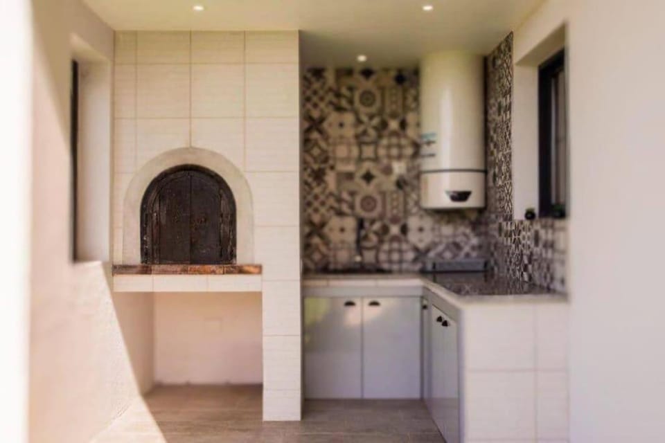 Kitchen or kitchenette, oven